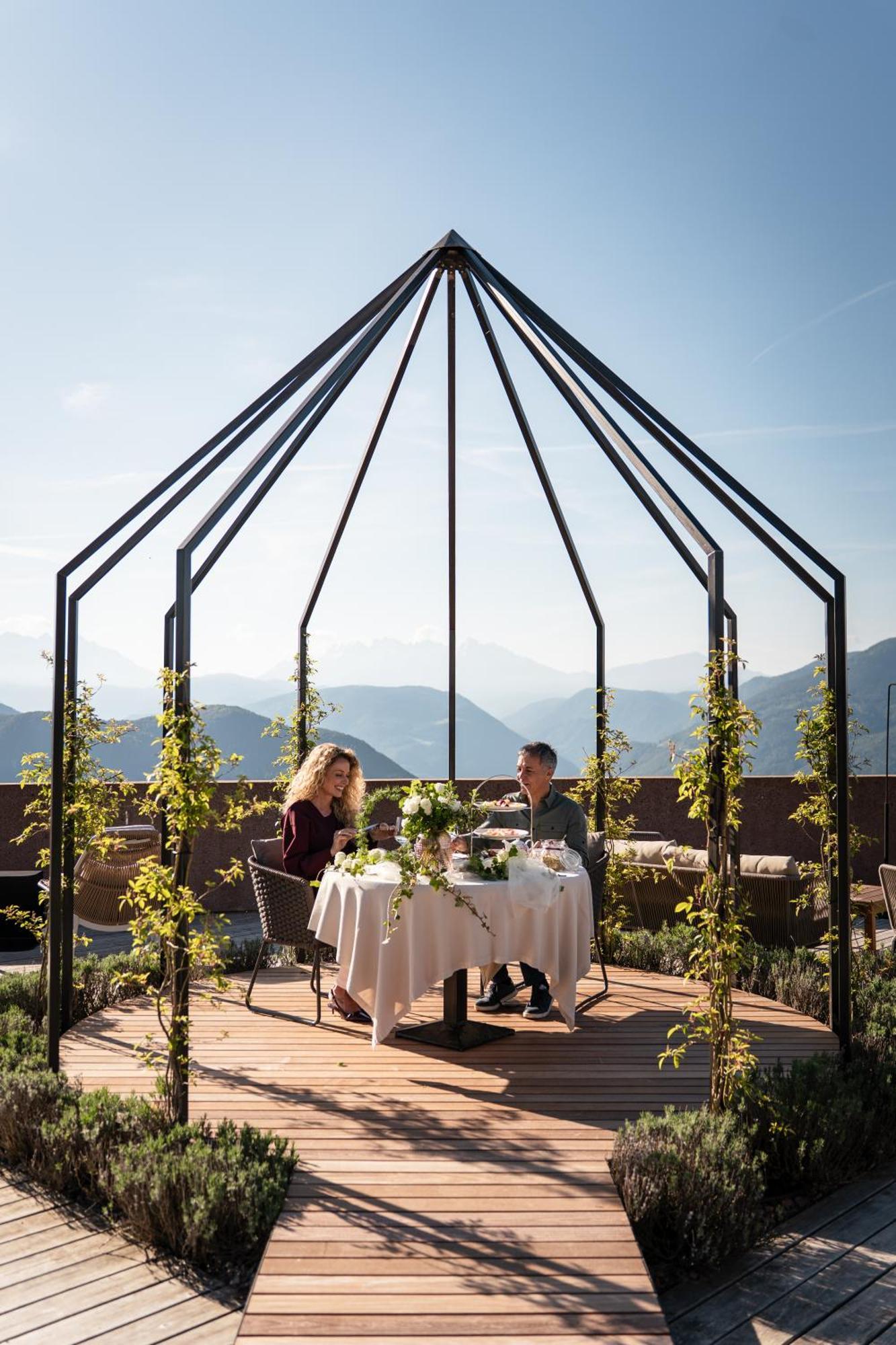 Hotel Belvedere - Fine Dining, Hideaway & Spa San Genesio Atesino Esterno foto